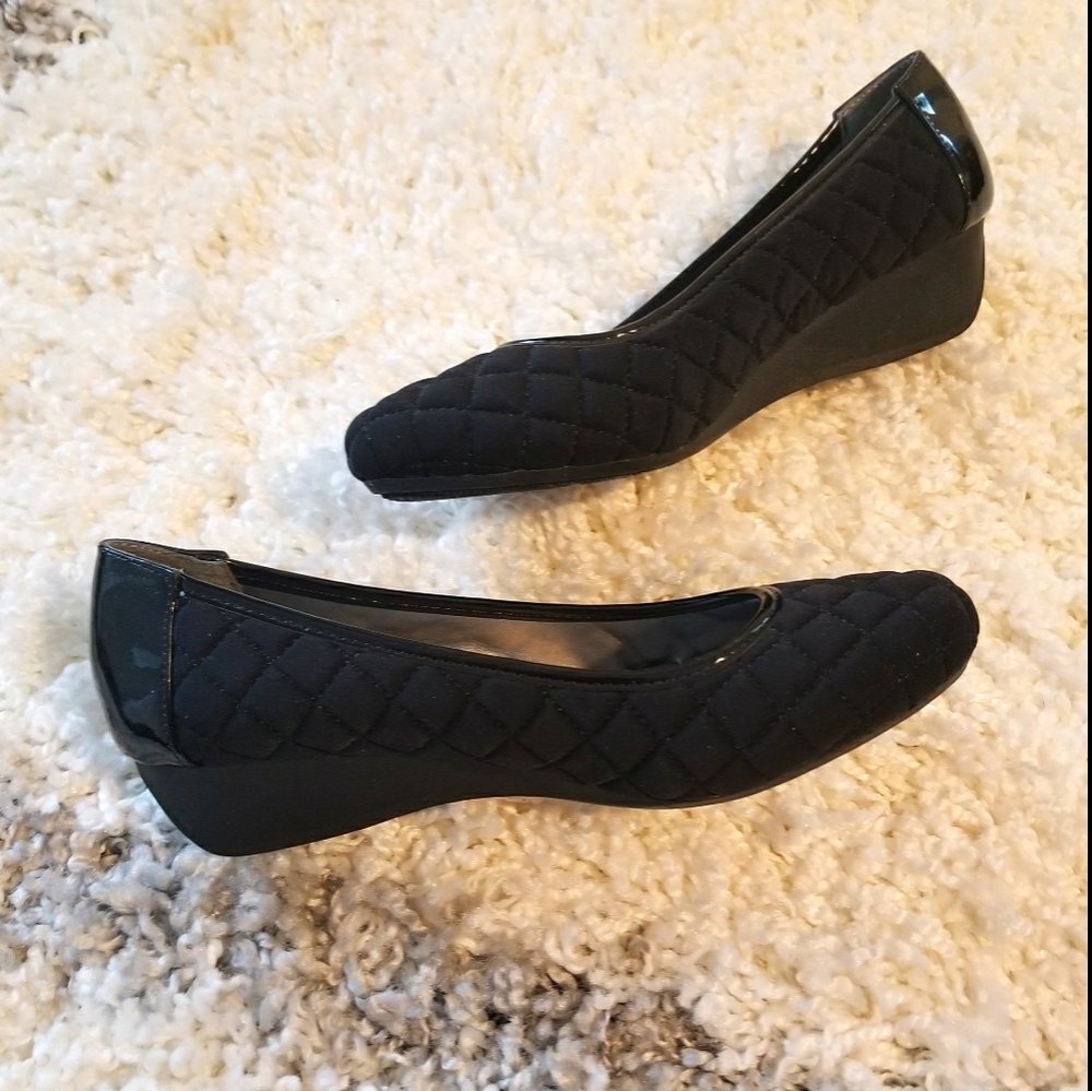 Black quilted slight wedge shoe size 8m